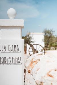 una señal que dice la danaorettaoresenal en una pared en Trullo La Dama Forestiera, en Alberobello