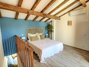 Un pat sau paturi într-o cameră la Très Beau Duplex vue panoramique Mer, Proche Plage
