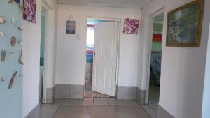 pasillo con puerta abierta en una habitación en Zufike Pondoland Wild Coast- Port Grosvenor, en Lusikisiki