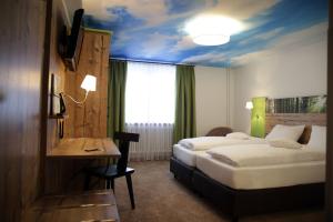 Postel nebo postele na pokoji v ubytování Hotel Schöne Aussicht + 26 fotografií
