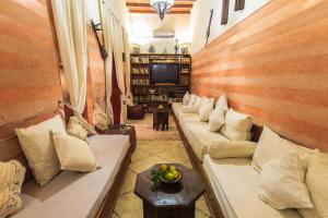 een woonkamer met banken en een tv bij Riad Zen House in Marrakesh