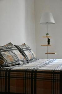 ein Schlafzimmer mit einem Bett mit einer Lampe in der Unterkunft Civico 22 in Trapani