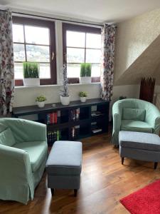 ein Wohnzimmer mit 2 Stühlen und einem Tisch in der Unterkunft Villa Christina in Kamp-Bornhofen