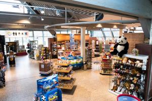 Supermarket nebo jiné obchody v  hotelu nebo okolí