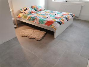 沙勒罗瓦Le caillou Blanc的卧室配有一张床,地板上铺有地毯