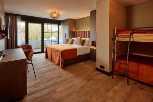 a hotel room with a bed and two bunk beds at Van der Valk Hotel Dennenhof in Brasschaat