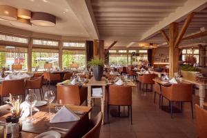 Restaurace v ubytování Van der Valk Hotel Dennenhof