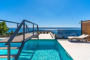 una piscina con una escalera que conduce a una casa en Seaview Villa BLUE LAGOON with private pool, jacuzzi, media room, 6 bedrooms, beach 70m, en Pisak