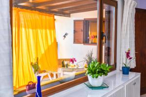 una camera con una grande finestra con tende gialle di Casa Tamai, ideal para familias en el centro de la isla a Teguise