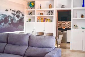 sala de estar con sofá y cocina en Casa Tamai, ideal para familias en el centro de la isla en Teguise