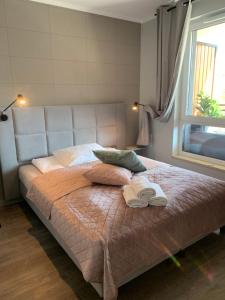 Ένα ή περισσότερα κρεβάτια σε δωμάτιο στο Sand Apartament Bel Mare Aqua - bezpłatny parking +84 φωτογραφίες