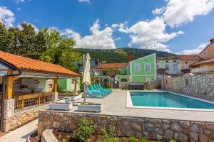 een huis met een zwembad en een huis bij Villa Green Point in Grižane