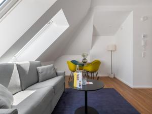 sala de estar con sofá y mesa en numa I Munico Apartments, en Múnich