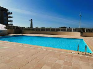 ein großer blauer Swimmingpool auf einem Gebäude in der Unterkunft Le Lagon Bleu in Les Sables-dʼOlonne