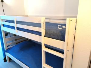 ein Paar Etagenbetten in einem Zimmer in der Unterkunft Le Lagon Bleu in Les Sables-dʼOlonne + 17 Fotos