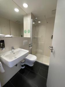 Koupelna v ubytování Serways Hotel Spessart