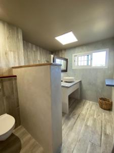 łazienka z toaletą i umywalką w obiekcie CAP 8 w mieście Le Marin