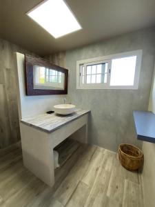 łazienka z umywalką i 2 oknami w obiekcie CAP 8 w mieście Le Marin