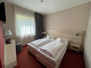 Postel nebo postele na pokoji v ubytování Serways Hotel Spessart