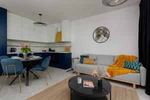 salon z kanapą i stołem w obiekcie SOHO 18 Apartment by Renters Prestige w Warszawie