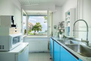 Kuchyň nebo kuchyňský kout v ubytování Ground Floor Rooms with Stunning Lake View & Garden Access