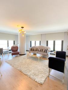 ein Wohnzimmer mit einem Sofa und einem Tisch in der Unterkunft Luxury Central Fully Equipped 3BR 2BA Apartment by Siena Suites in Istanbul