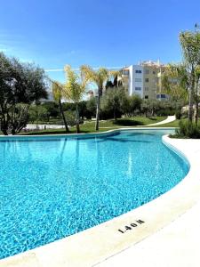 Πισίνα στο ή κοντά στο NEW STUNNING OCEAN APRT IN "OASIS MAR" Wi-Fi