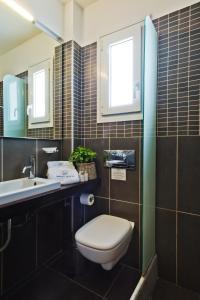 a bathroom with a toilet and a sink at AMOOPI NYMFES in Amoopi