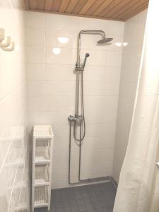 een badkamer met een douche en een douchegordijn bij Reipas in Kotka