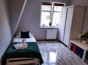 Un pequeño dormitorio con una cama con un bebé. en Apartament Evita en Karpacz