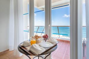 アルブフェイラにあるBoa Vista Hotel & Spa - Adults Onlyの海の景色を望む朝食用テーブル