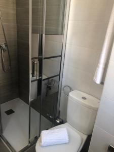 łazienka z toaletą i przeszklonym prysznicem w obiekcie Apartamento Maracena C/ Ramón y Cajal w mieście Maracena