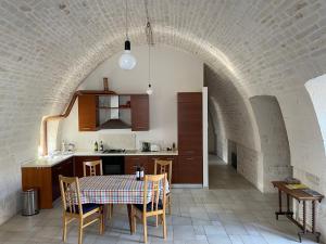 kuchnia i jadalnia ze stołem w łuku w obiekcie Casa Trieste w Alberobello +23 zdjęcia