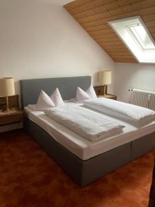Postel nebo postele na pokoji v ubytování Hotel Luitpold