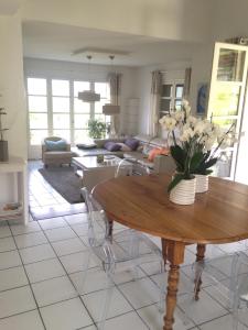 Et opholdsområde på La maison des Bleuets + 15 billeder