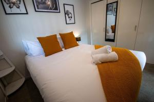 a bedroom with a white bed with a towel on it at Centrally Located 1 Bedroom Apartment in Auckland in Auckland