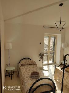 1 dormitorio con cama, mesa y ventana en Casa vacanze zaccanopoli, en Zaccanopoli