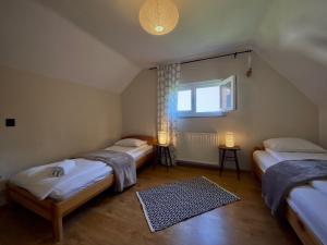 A bed or beds in a room at Privát Cottage - Házikó 5 perc sétára a mólótól