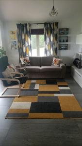 sala de estar con sofá y alfombra en When in Maremma en Alberese