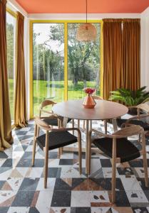 a dining room with a table and chairs and a window at Major's House Hotel in Stepʼanavan