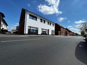 a white building on the side of a street at kleines boardinghouse in Nordwalde