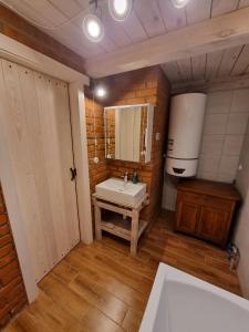 y baño con lavabo blanco y espejo. en Wolna Chwila, en Maków