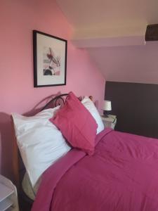 a pink bedroom with a bed with white pillows at Chambre Pinky Elisabeth proche Paris in Stains