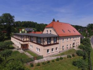 une vue aérienne sur une grande maison avec un toit rouge dans l'établissement Margo Bukowiec koło Karpacza, à Bukowiec
