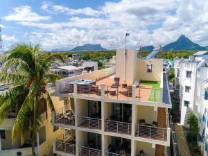 une vue aérienne sur un bâtiment avec un palmier dans l'établissement C-view Apartments, à Flic-en-Flac