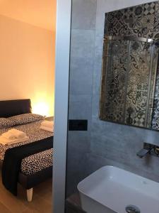 bagno con letto, doccia e lavandino di Farau B&B a Messina