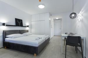 een slaapkamer met een bed en een bureau met een stoel bij Apartments Sindy and Mendy with parking space in the garage in Dubrovnik