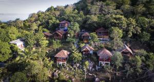 una vista aérea de un complejo en una montaña en Tree House Bungalows Koh Tao, en Ko Tao