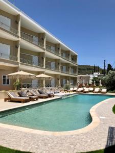 ein Pool vor einem Hotel in der Unterkunft Helen Hotel in Poros