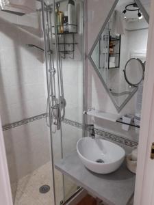bagno con lavandino e doccia di Villa Alessandro - Anacapri ad Anacapri